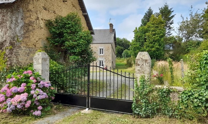 Montpinchon House | Maison en Pierre Entre Terre et mer