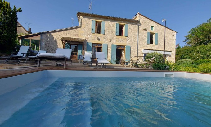 Eynesse House | Maison Familiale au Bord de Rivière Avec Piscine