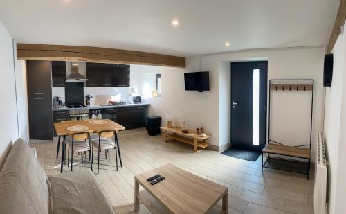 Chamboulive Apartment | Maison