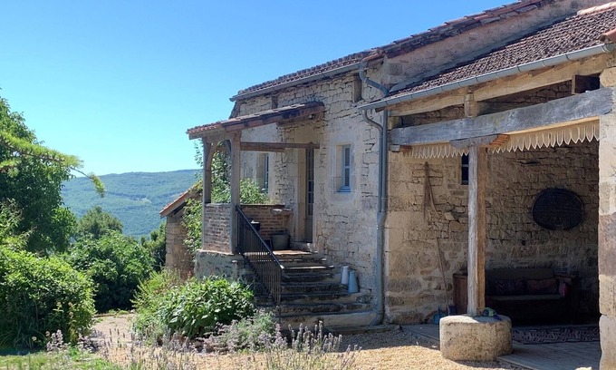 Saint-Antonin Noble Val House | Maison D’Artist, 5 minutes from St Antonin Noble Val with Swimming River & Pools