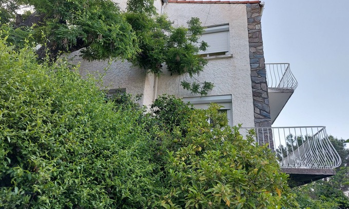 Cases-de-Pene House | Maison Isolée Avec Jardinage Calme, Très Lumineuse