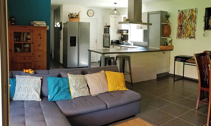 Salavas House | Maison Moderne Avec Piscine