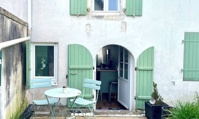 Sainte-Marie-de-Re House | Maison Rhétaise in the heart of the village, close to the beach and shops.