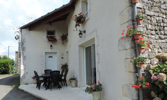 Jazennes House | Maison sur Propriété Viticole, Avec Piscine Chauffée