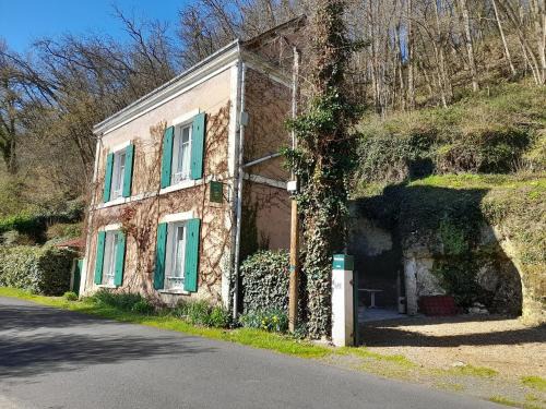 Aubigne-Racan House | Maison troglodytique avec WiFi, barbecue et cheminée - FR-1-410-156