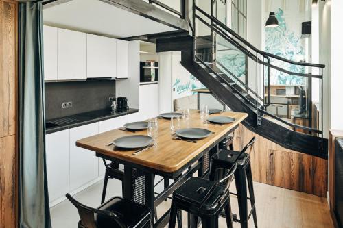 Puvis De Chavannes - Le Lycee Apartment | Make My Day 61, rue Sully