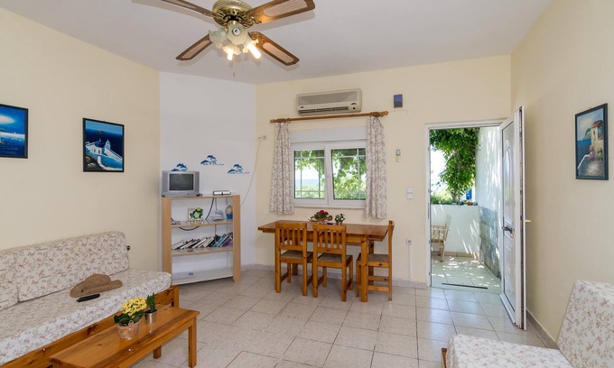 Makry Gialos Apartment | Makrigialos: Ikaros apartment with 1bedroom and a living-room by the sea