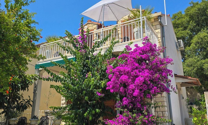 Hodilje House | Mala Kuća - cozy seaside house with air conditioning!