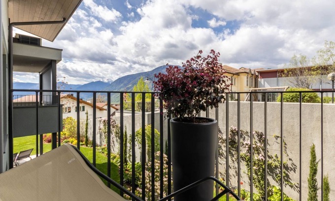 Tirolo Apartment | Mali Apartments with balcony and nice views