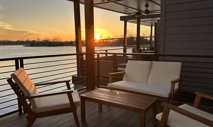 Wilmington Historic District Apartment | Malibu @ The Cove Riverwalk Villas