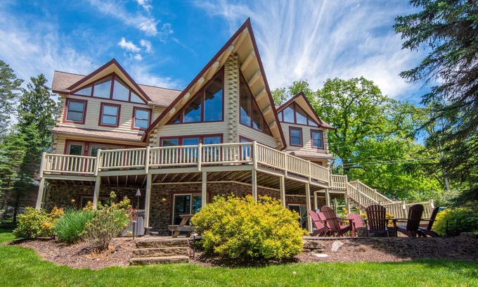 McHenry House | Mallard Landing | Prime Lakefront Location + Hot Tub & Pool Table!