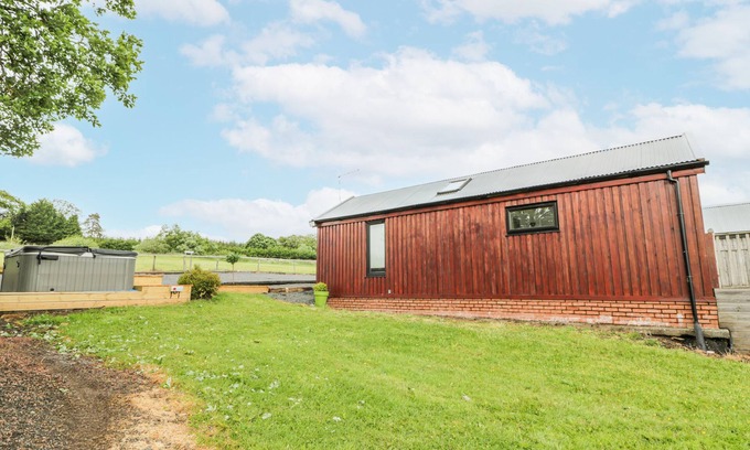 Galston Cottage | MALLARD LODGE, pet friendly, with hot tub in Galston