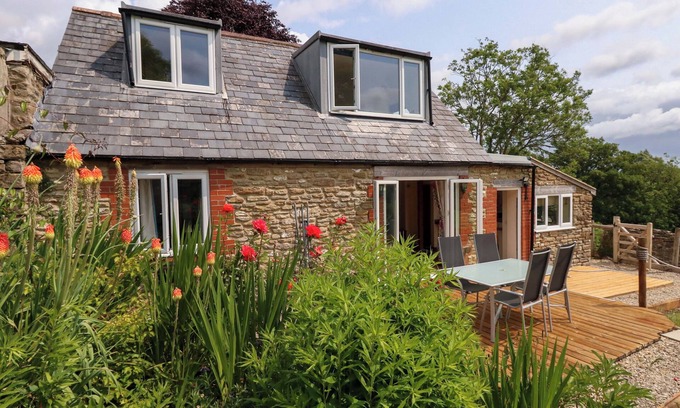 Yetminster Cottage | MALLOWS BYRE, with a garden in Yetminster