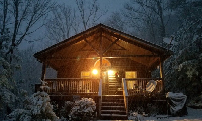 Pigeon Forge Cabin | Mama Bear - Beautiful Cabin near Gatlinburg & Pigeon Forge - Pet Friendly