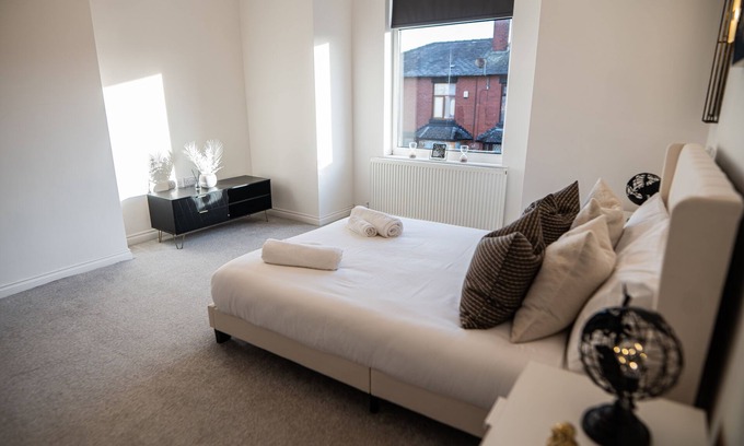 Middleton House | Manchester - 4 Beds - Sleeps 7 - Street Parking
