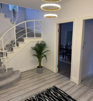 Offerton House | Manchester City Oasis - Spacious 5 Bedroom House