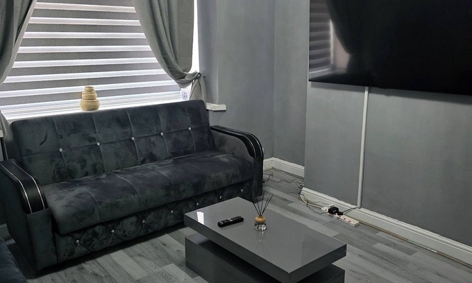 Manchester House | Manchester - House - Sleeps 6 - Parking - Garden