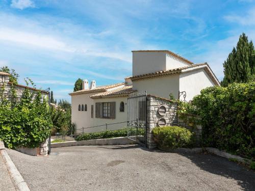 Mandelieu-La-Napoule Villa | Mandelieu Villa with Rooftop