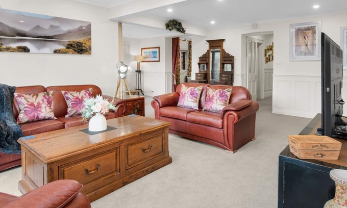 Launceston CBD House | Manee's On Elphin 3BR fully self-contained apartment