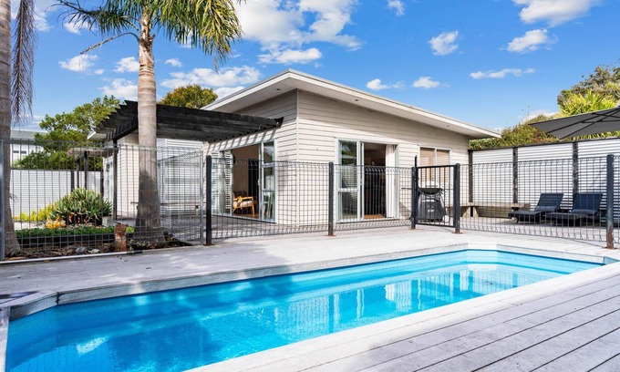Mangawhai Heads House | Mangawhai House - Spacious, modern and sunny in the heart of Mangawhai, plus it has a pool!