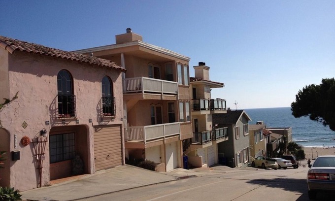 El Porto House | Manhattan Beach Duplex with Ocean Views | 1 block to beach