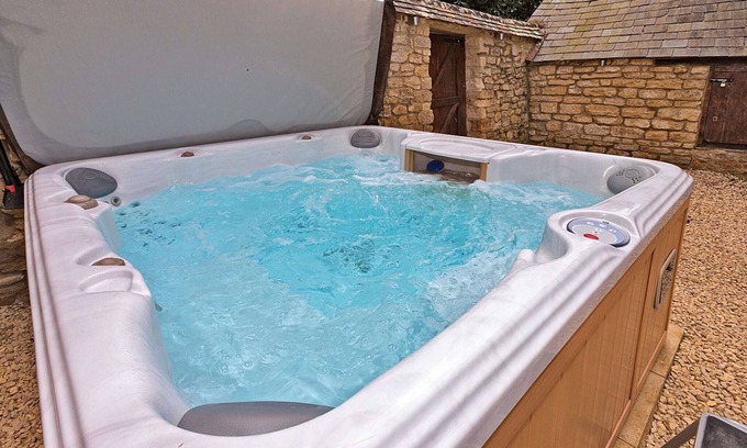 Yardley Gobion House | Manor Retreat near Milton Keynes with Hot Tub