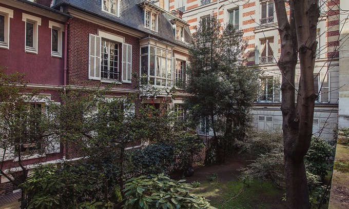 Neuilly-sur-Seine House | Mansion - Palais des Congrès, near Champs-Elysées.