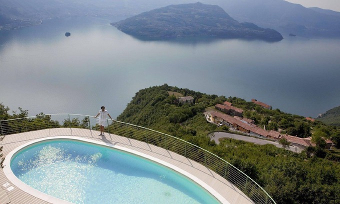 Plassi Apartment | Mantegna-garden with lake view and swimming pool