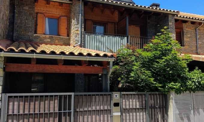 Biescas House | Maple House. Your home on vacation.