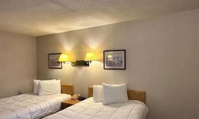 Lake Placid Hotel | Maple Leaf Inn - Lake Placid provides Two Double Beds Room