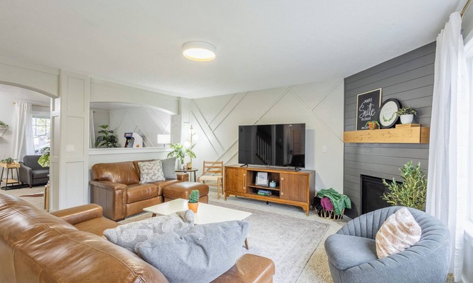 Meridian House | Maple Suite Retreat: Arcade Ping Pong HomeGym Toys Pool Playgrounds