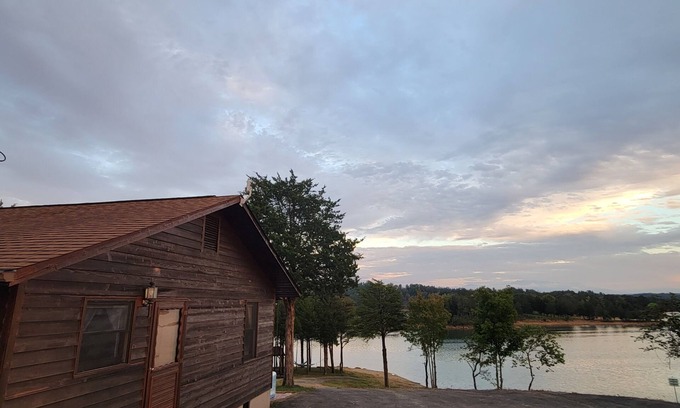 Sevierville Cabin | Maples Lakefront Blessing w/private boat dock/lake access kayaks & paddle boat