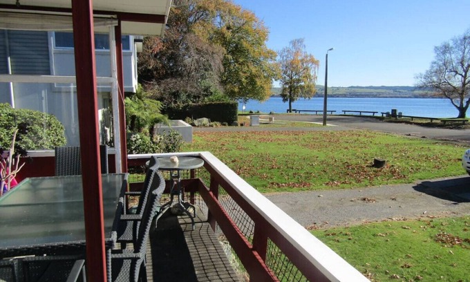 Rainbow Point House | Mapou Magic · Classic Kiwi Bach - Great location by the Lake
