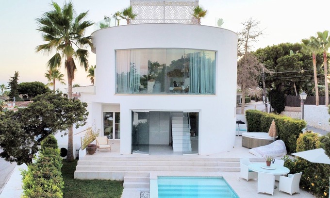 Urbanizacion Marbessa Villa | Marbella beachside villa 'TORRE DE MARBESA' with amazing sea views and 2 pools!