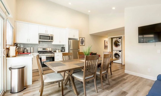 Willow Glen House | @ Marbella Lane - 6BR Duplex | DTWN SJ | Laundry + P