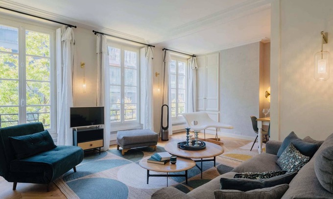 Quartier de la Place-Vendome Apartment | Marche St-Honore - One Bedroom Apartment, Sleeps 4