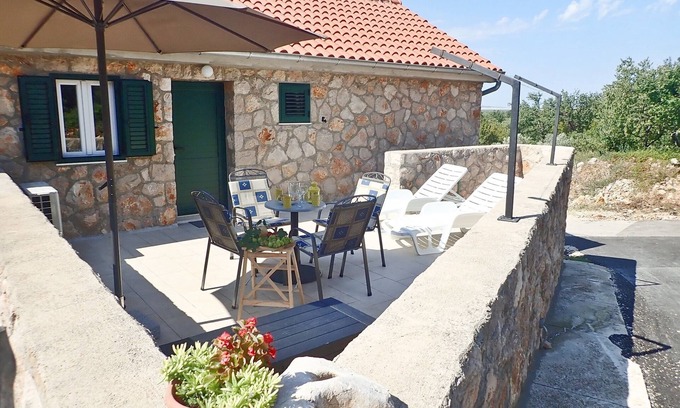 Seline Apartment | Mareta apartment with free wifi in a stone house