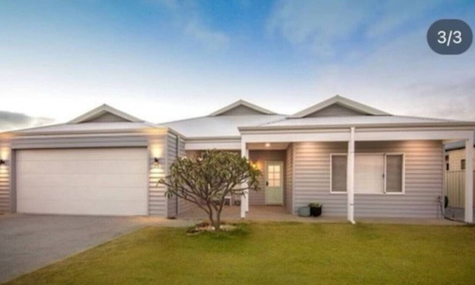 Cervantes House | Margaritaville - King bed, Fast Wifi, Pool table