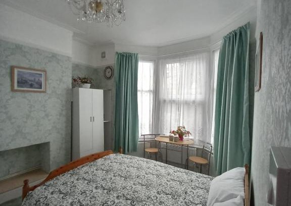 Valentines House | Mari London Holiday Room