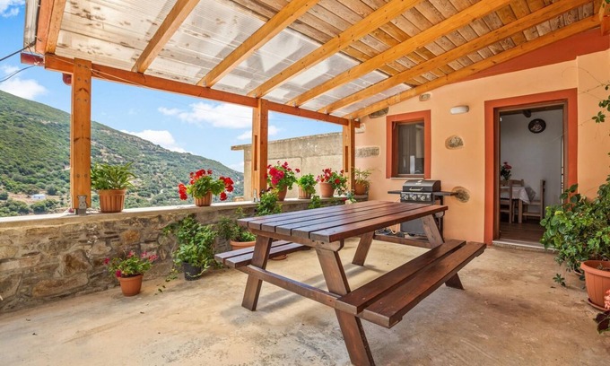 Livadia House | Maria's House with View in Kambos