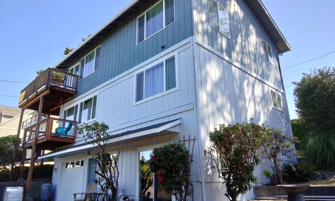 Lincoln City Apartment | Marilyn Monroe, get away.n