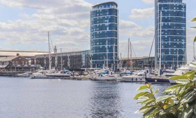 Chatham Apartment | Marina Point East in Kent, Sleeps 4 with Parking