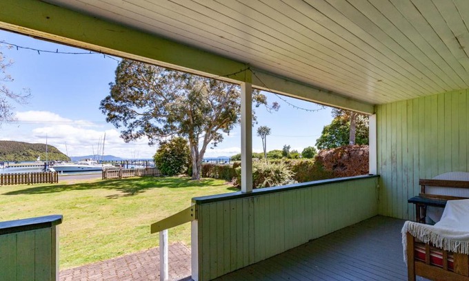 Motuoapa House | Marina Views - Motuoapa Bach