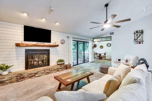 Salem Apartment | Marina Villa Condo at Lake Keowee with Fireplace