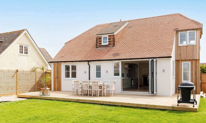 East Wittering House | Mariners: Stylish Beachside Getaway with Sea Views