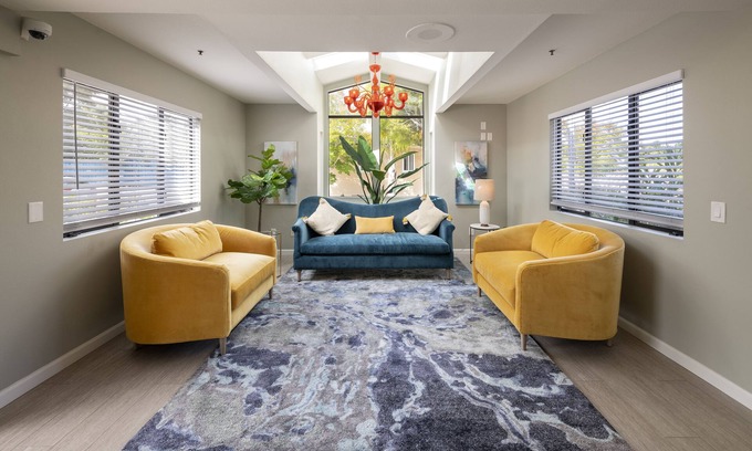 Munras Avenue Hotel | Mariposa Inn & Suites