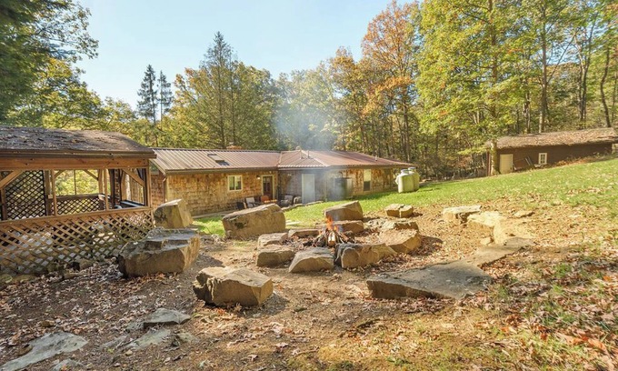 Farmington House | Mark's Retreat | 4BR, 3BA, Hot Tub, Fireplace, Fenced Yard!