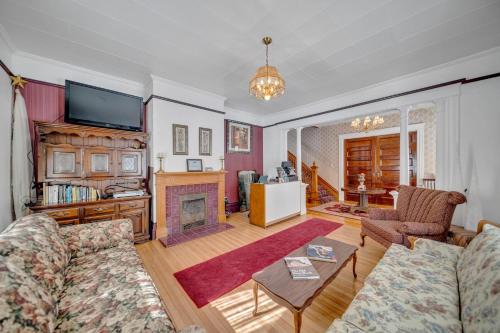 Marmora Apartment | Marmora and Lake Inn Superior Apartment- Sleeps 13 guests