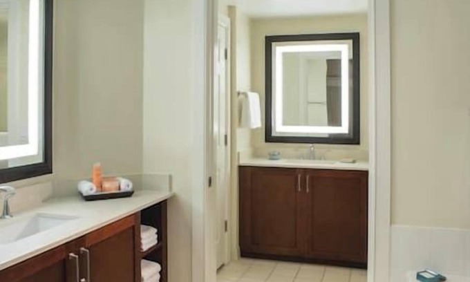 Bermuda Riviera Resort | Marriott's BeachPlace Towers, Beach, Pool, Hot Tub