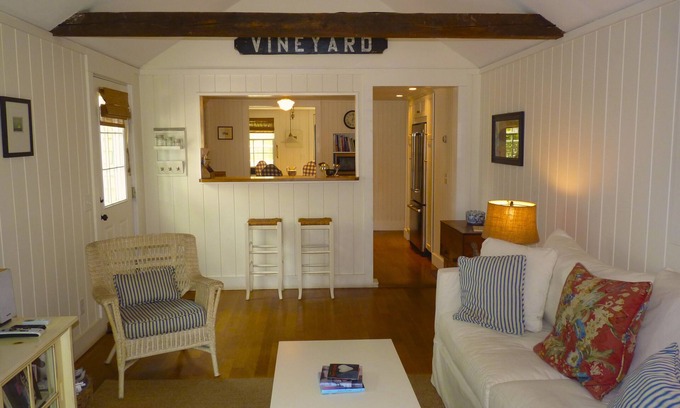Edgartown House | Marthas Vineyard Edgartown Cottage - Easy walk to village, outdoor shower, linen